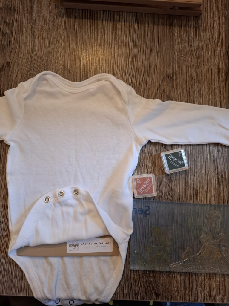 Babybody mit Stempel verzieren, eine schöne Idee als DIY Projekt