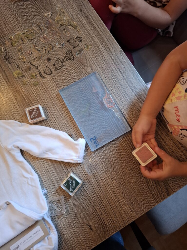 Textil Stempel auf die Stempel anbringen