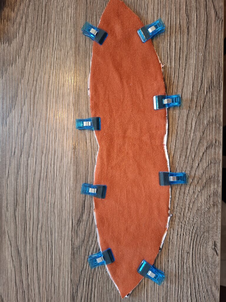 Greifling aus Holz mit Hasenohren 